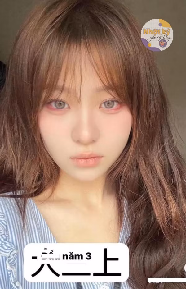 Đầu năm 3, cách trang điểm của cô nàng nhẹ nhàng về tổng thể, nhấn nhá vào đôi mắt.