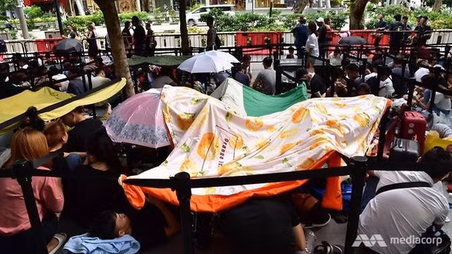 Anh Hoàng Anh Tuấn (Chủ cửa hàng di động xách tay tại Thái Hà, Hà Nội) cho biết: "Các bạn đó có lợi thế về ngôn ngữ, thành thạo giao thông, chỉ cần có những cơ chế giao kèo hợp đồng là có thể cộng tác. Cách này giúp chúng tôi tiết kiệm chi phí di chuyển”. 