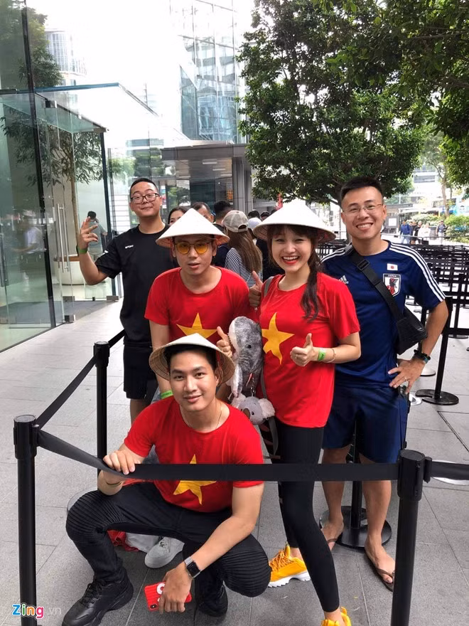 Một trong những cách nhanh nhất là thuê người xếp hàng mua iPhone 11 tại các cửa hàng của Apple ở Singapore . Điều này giúp tiết kiệm được tối ưu chi phí lưu trú, ăn ở, vé máy bay. 