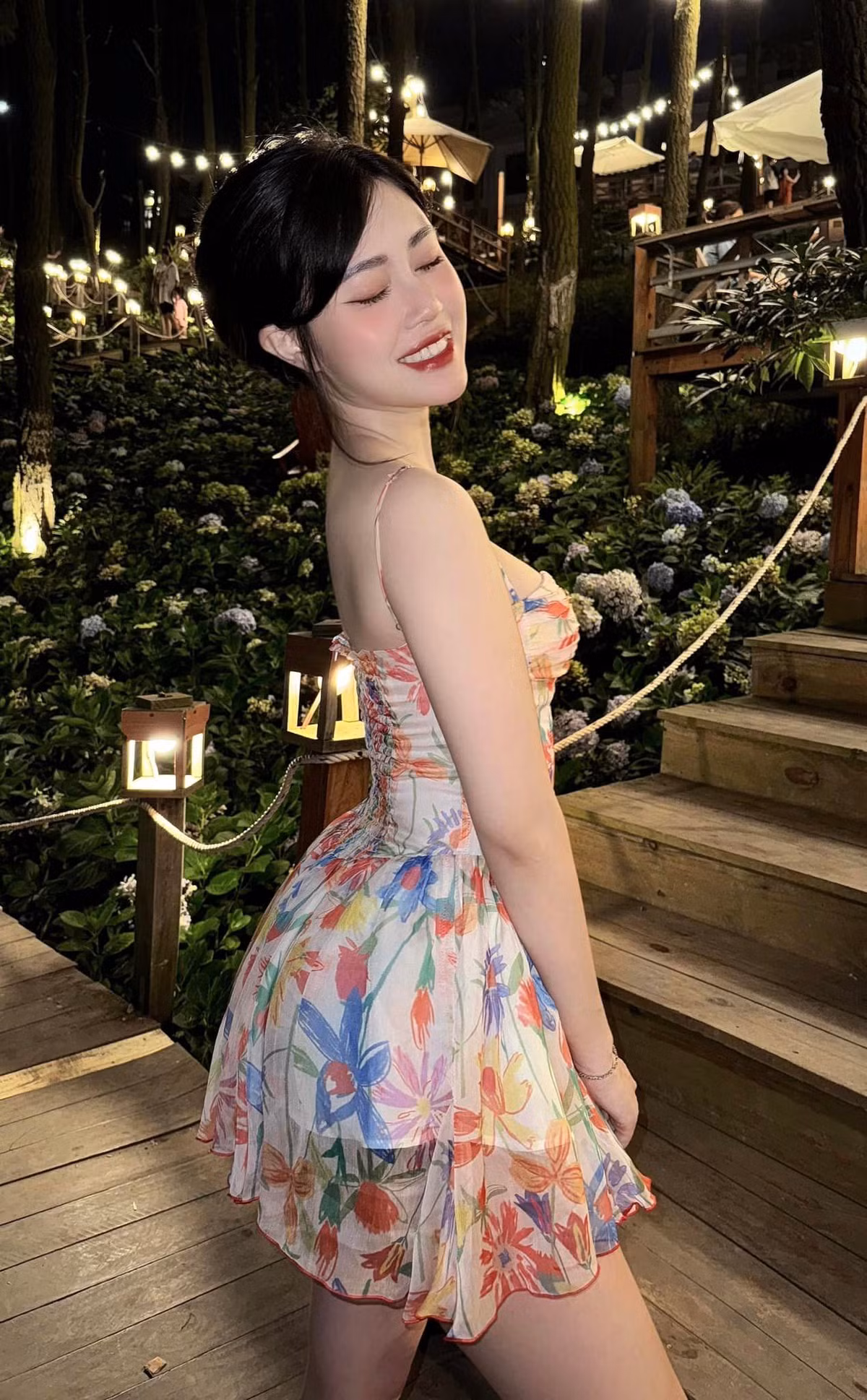 Thủy Tiên sinh năm 1997, từng trở thành hiện tượng trong giới streamer nhờ vẻ ngoài xinh như hot girl và khả năng chơi game cực "đỉnh". Đến hiện tại, cô vẫn giữ được độ hot của mình khi có tới 1 triệu người theo dõi trên Facebook.