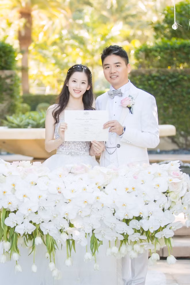 Chương Trạch Thiên bất ngờ tổ chức lễ cưới với đại gia IT Lưu Cường Đông, người hơn cô 19 tuổi. Bất chấp đồn đoán về hôn nhân vật chất, cặp đôi sống hạnh phúc và sớm chào đón con gái đầu lòng.