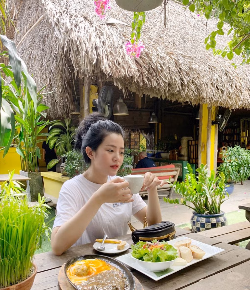Hot girl Ông Thoại Liên có tên khác là Jolino, sinh năm 1989. Khác với anh trai, cô nàng không hoạt động nghệ thuật mà đi du học rồi định cư tại Úc.