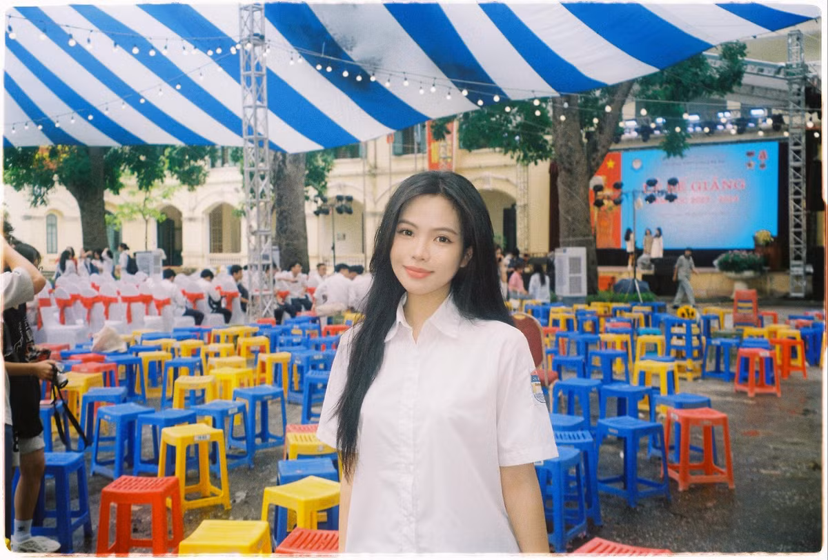 Ngày học cấp ba, ngoài tiếng Anh, Minh học thêm tiếng Trung. Thấy hứng thú, năm lớp 11, nữ sinh nghĩ đến du học ở đất nước này, mục tiêu là vào Đại học Thanh Hoa. Tuy vậy, khi lên lớp 12, vì muốn học cùng nhóm bạn thân, nữ sinh nộp và trúng tuyển ngành Kinh tế của Đại học Sydney, Australia. Trường thuộc top 20 đại học tốt nhất thế giới, theo QS 2025.