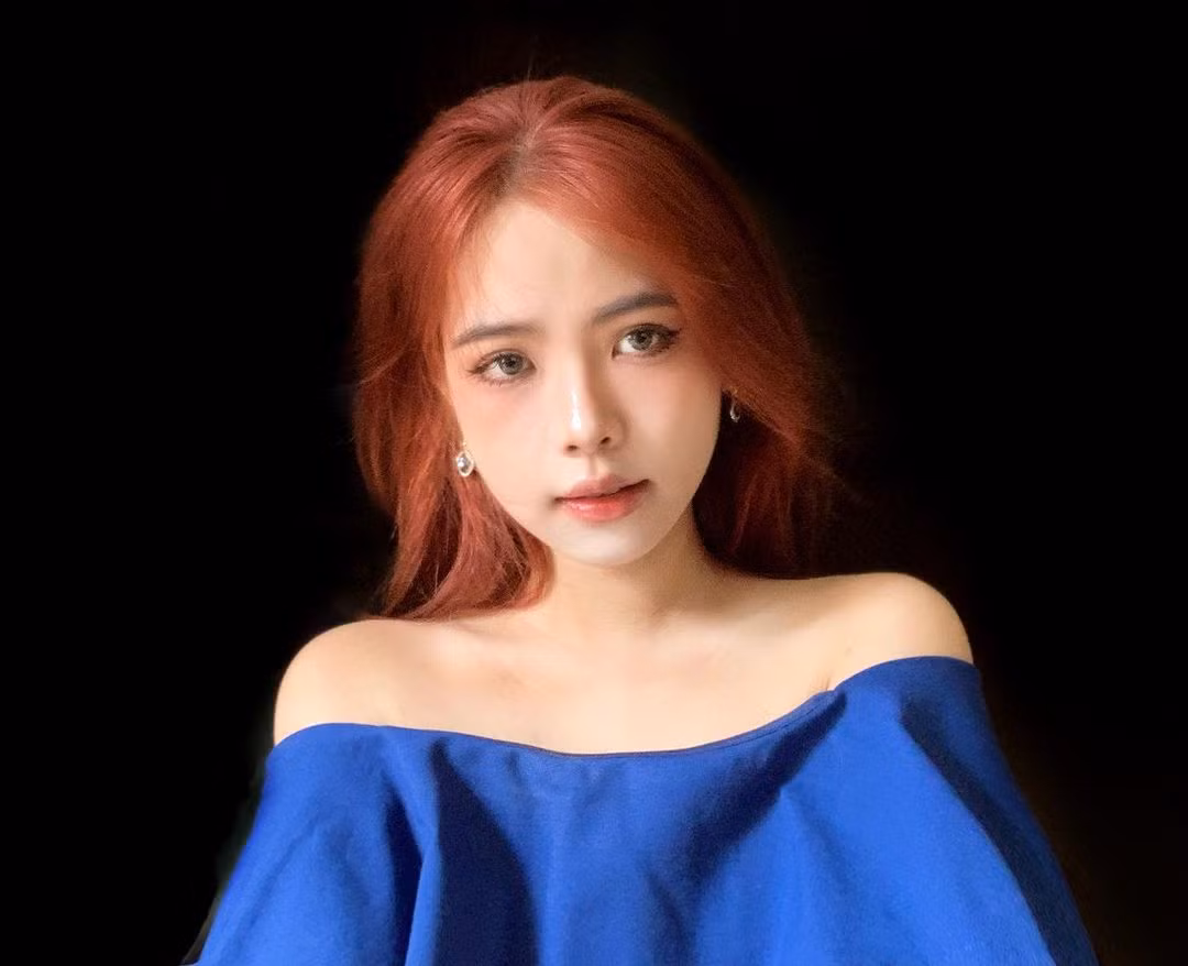 Cô nàng sở hữu gương mặ thanh tú, phong cách ăn mặc trẻ trung.