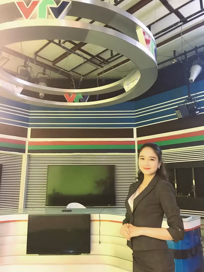 Cô là MC quen mặt của chương trình Kinh tế thị trường, Đầu tư 24/7... 9X để lại ấn tượng khá tốt với khán giả nhờ gương mặt sáng cùng giọng nói ngọt ngào.