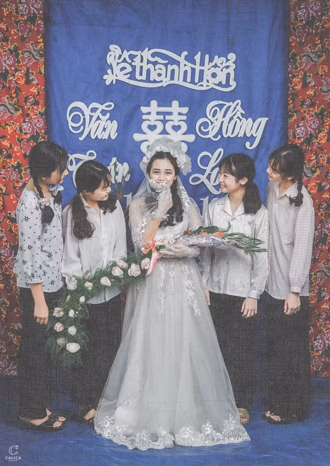 "Đẹp mà lạ quá, cứ như ảnh từ thời ông bà anh vậy. Sau này mình cưới cũng sẽ làm một bộ thế này", "Các chi tiết đều được đầu tư tỉ mỉ đấy, nhìn thế thôi nhưng không đơn giản đâu" - Dân mạng bình luận.