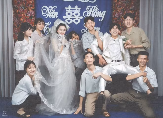 Chiếc chăn con công như "tuyệt chủng" được tận dụng triệt để để mang tới cảm giác cũ kĩ.