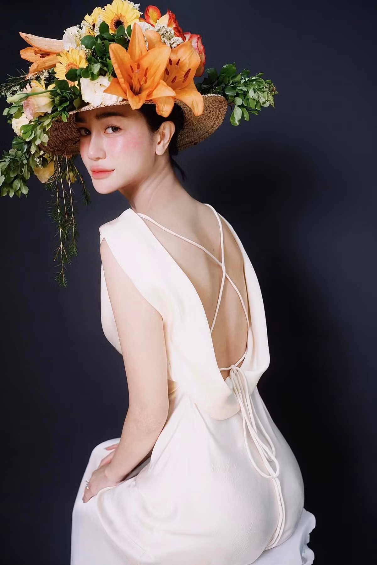 Cô nàng từng gây xôn xao khi vứt danh hiệu mà mình đạt được trong cuộc thi "Nữ hoàng sắc đẹp Việt Nam" (Beauty Queen Vietnam 2014) vào... thùng rác. Thời điểm đó, người đẹp 9X cho biết cô thấy chương trình tổ chức "cỡ ao làng", BTC không uy tín và thiếu chuyên nghiệp.