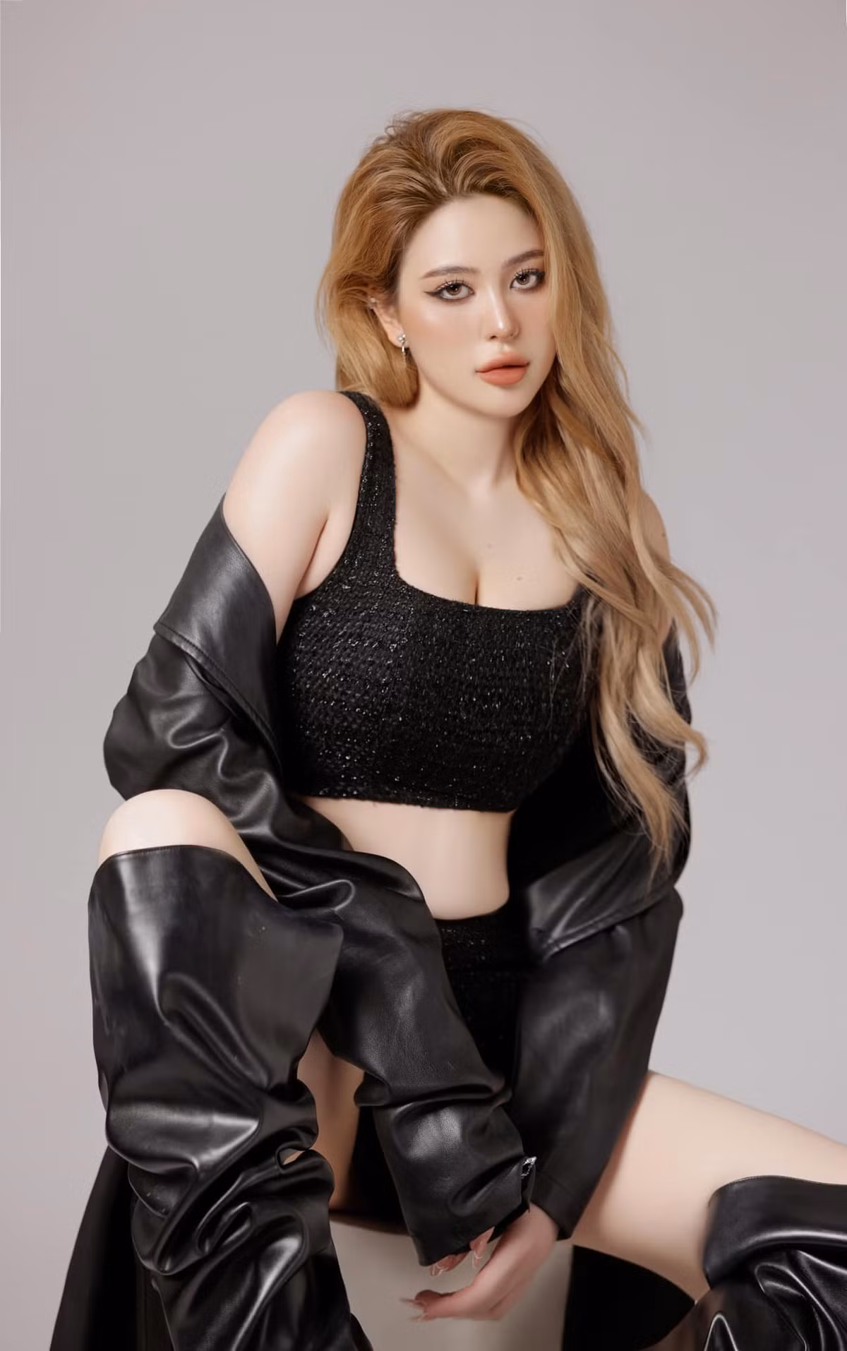 Cô nàng sở hữu thân hình hơi chubby, tuy nhiên vẫn vô cùng gợi cảm.