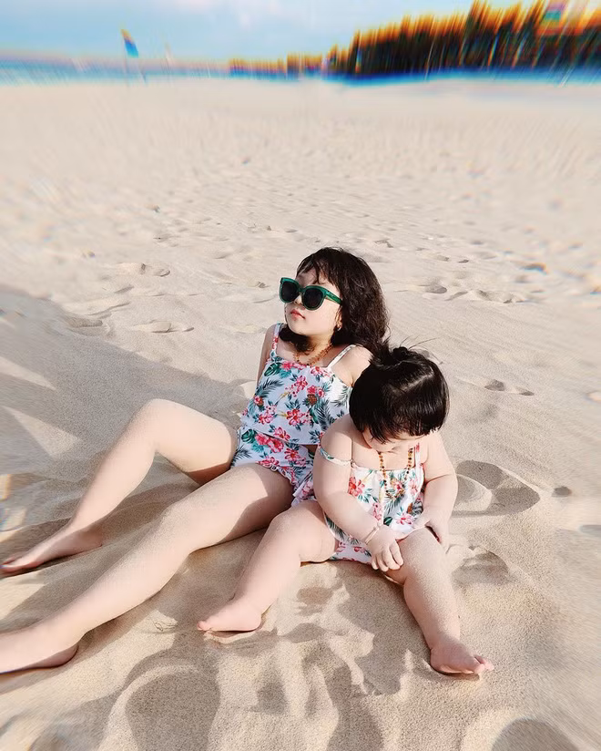 Dù mới tí tuổi nhưng hai Rich Kid Việt đã được mẹ cho đi du lịch khắp nơi, chụp hình "sống ảo" với thần thái cực đỉnh. Chị em nhà Cua và Cá thường xuyên được theo bố mẹ đi du lịch nước ngoài, check-in các resort 5 sao.