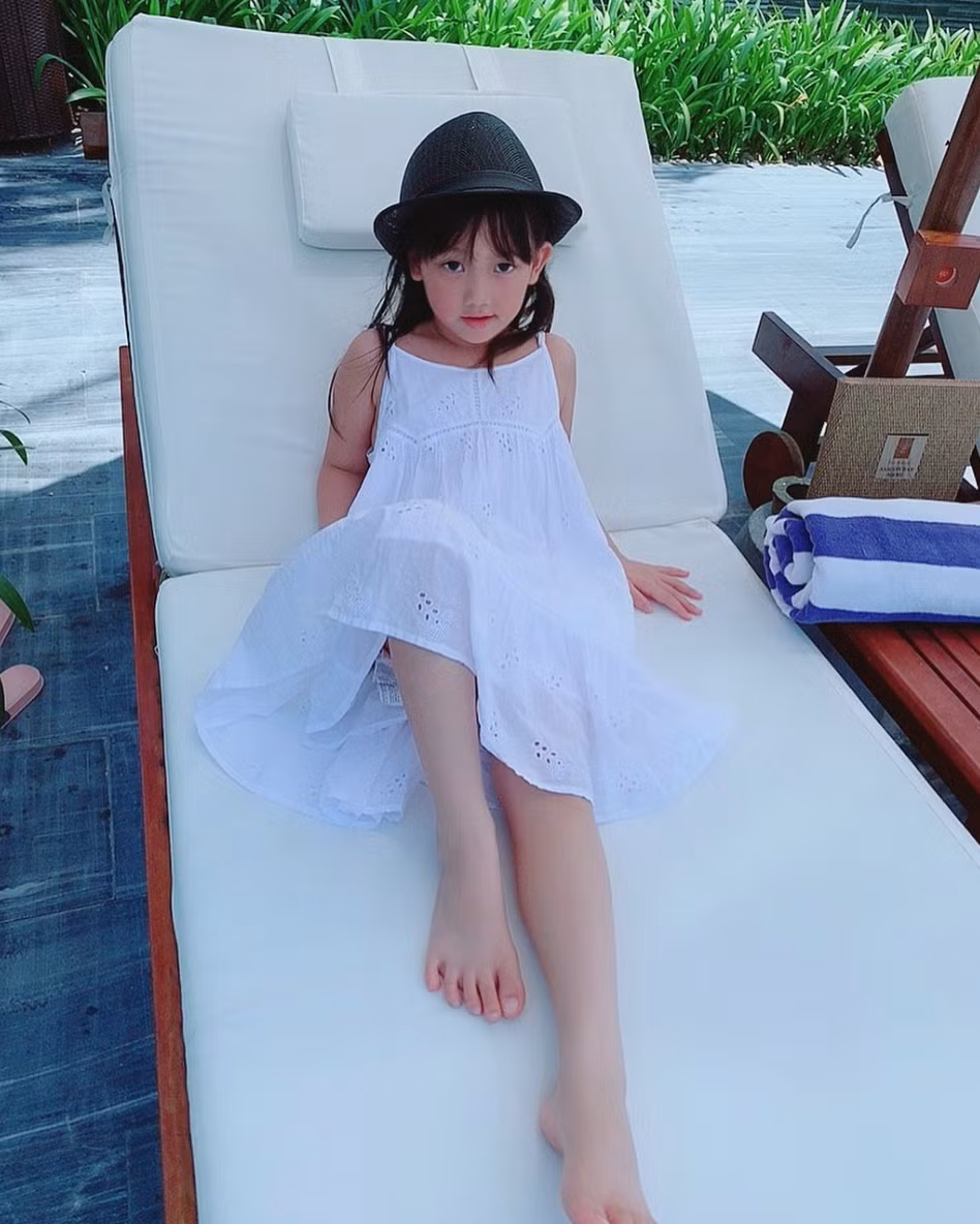 Sinh ra trong một gia đình thừa gì ngoài tiền nên ngay từ khi còn rất nhỏ, con gái, con trai nhà Huyền Baby đã được theo bố mẹ du lịch khắp nơi, trải nghiệm các dịch vụ đẳng cấp 5 sao. "Thủ khoa đầu thai" chính là đây chứ đâu.