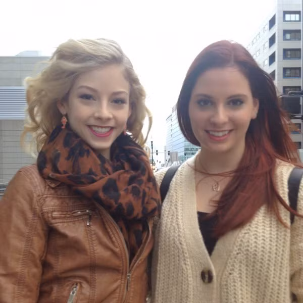 Hot girl trượt băng Gracie Gold còn có một người em song sinh là Carly Gold, cũng là một VĐV trượt băng chuyên nghiệp. Tuy nhiên Gracie và Carly là cặp song sinh khác trứng nên trông họ hoàn toàn khác biệt.