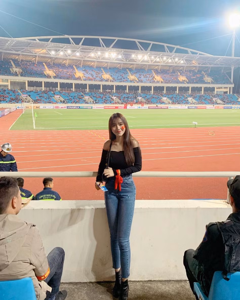 "Lần đầu tiên đi xa mà đem ít đồ vậy luôn. Dành cả vali để mang bánh tráng" - Gia Hân chia sẻ. Được biết, hot girl 9x mang theo 50 túi bánh tráng để dành tặng cho bạn trai và các cầu thủ.