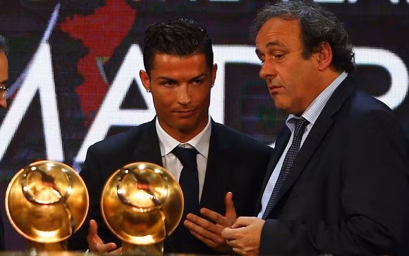 Cũng trong buổi lễ trao giải này, CR7 cũng xóa tan mọi tin đồn về mối hiềm khích giữa anh và chủ tịch UEFA, Michel Platini. Tin đồn bắt đầu sau khi Cris Ronaldo từ chối bắt tay Platini tại lễ trao giải FIFA Club World Cup.