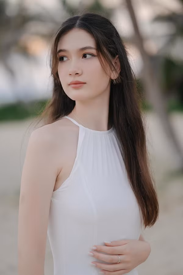 Thanh Giang, em gái Đặng Văn Lâm nổi bật trong hôn lễ của anh trai với nhan sắc trong trẻo, nhẹ nhàng.