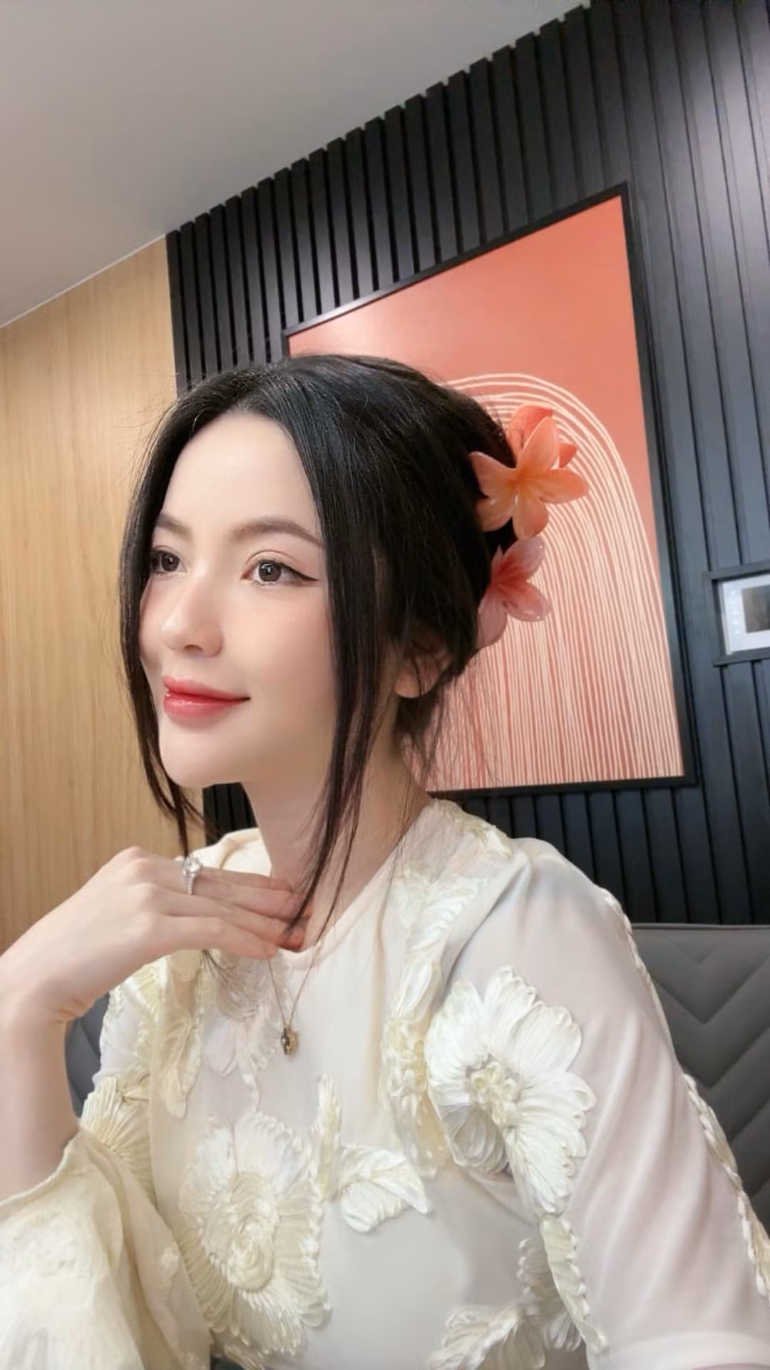 Từ sau khi kết hôn cùng nam cầu thủ Quang Hải, Chu Thanh Huyền được nhiều người quan tâm, chú ý nhiều hơn. Bên cạnh những lời khen ngợi, có những người thường so sánh cô nàng với vợ những cầu thủ khác, cho rằng cô nàng không bằng, hay thua kém về cách xử sự và khí chất.