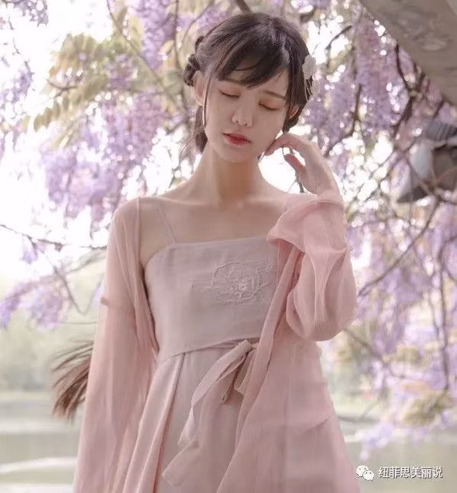 Cô nàng được đánh giá là có nhan sắc nhẹ như gió, thoát tục, đôi mắt to tròn, khuôn miệng nhỏ nhắn, ngũ quan đều cực kỳ duyên dáng. Thêm vào đó mái tóc đen dài cũng là điểm cộng khiến Hoàng Kiều Ân sở hữu được một lượng người hâm mộ siêu khủng.