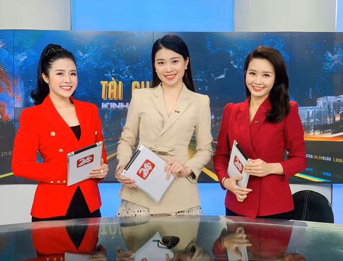 Ngoài khả năng dẫn chương trình chuyên nghiệp, nữ MC còn gây ấn tượng với phong cách thời trang trẻ trung, thanh lịch.