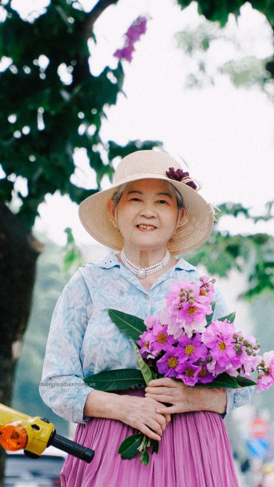 Nụ cười của cụ bà khiến nhiều người phải trầm trồ: "Thời trẻ hẳn cụ cùng là một đại mỹ nhân chứ chả đùa", "ước gì mình về già cũng vui vẻ yêu đời như thế này".