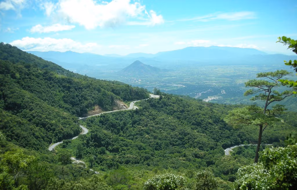 Nổi danh không kém đèo Mã Pí Lèng, đèo Ngoạn Mục (Ninh Thuận) hay còn gọi là đèo Krông Pha nối thung lũng Ninh Sơn và cao nguyên Langbiang (Lâm Đồng). Đường đèo uốn lượn theo triền đồi tạo hình vòng sóng, trải dài 18,5 km. Ảnh: Golden Lotus.