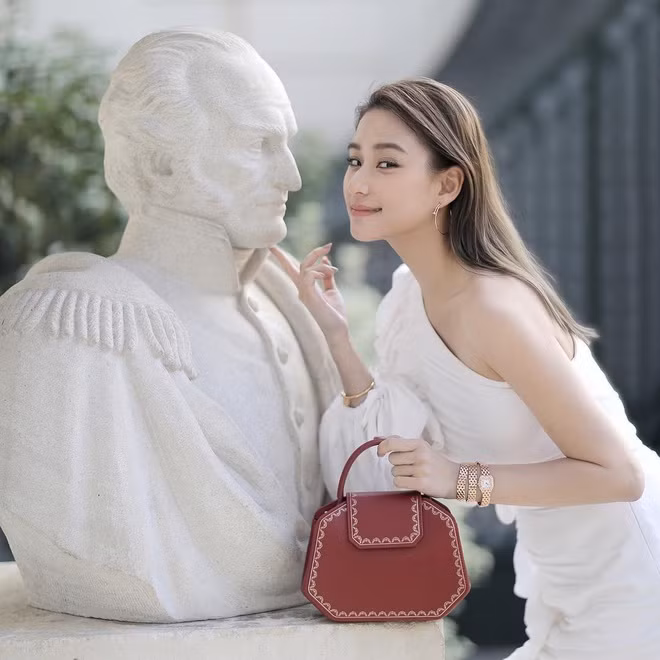 Cũng giống như mọi cô gái khác, Siêu Liên cực kỳ thích hàng hiệu, đi du lịch và trang điểm, làm đẹp.