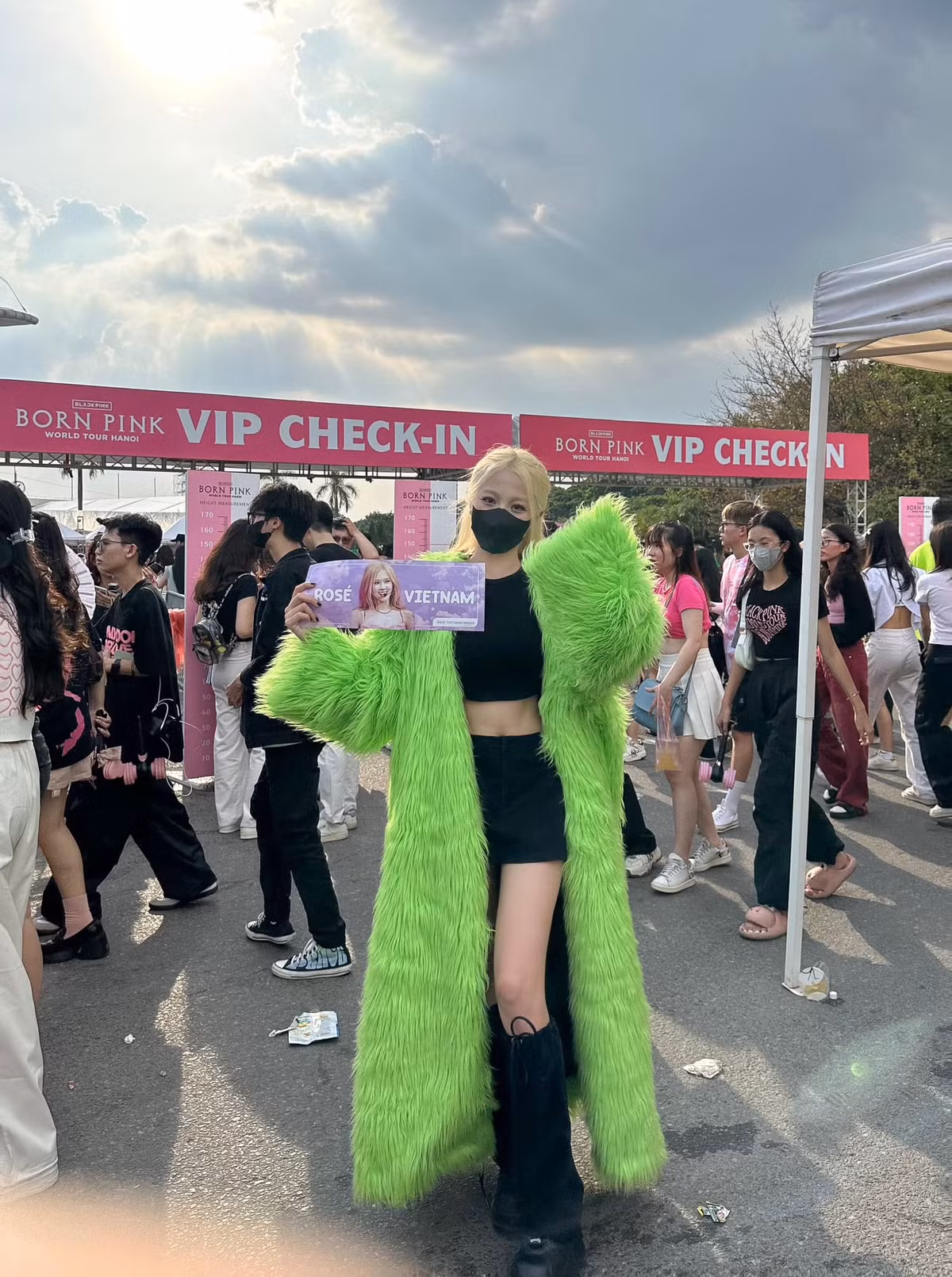 Nhiều người đến giờ vẫn còn ấn tượng với 1 cô gái đã cosplay thành Rosé Blackpink khi đi xem concert của nhóm. Trang phục của cô nàng diện khiến nhiều người phải thán phục vì độ chịu chơi, vì diện hẳn chiếc áo lông trong ngày thời tiết cực kỳ nóng bức.
