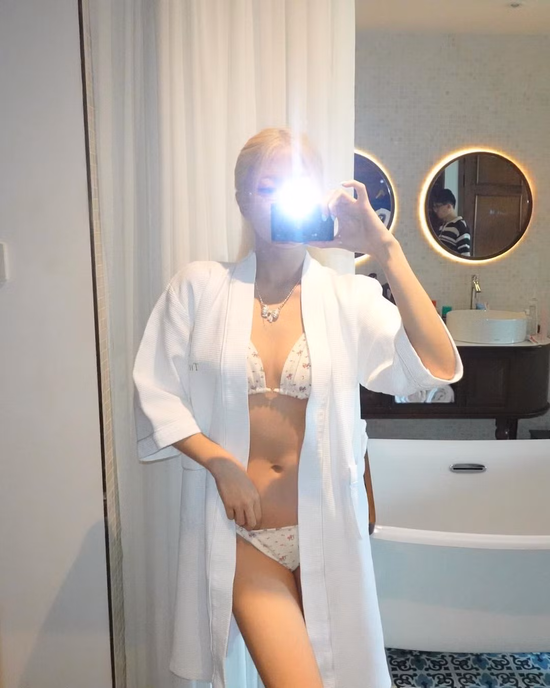 Cô nàng không ngại tạo dáng trước gương, khoe body không chút mỡ thừa.