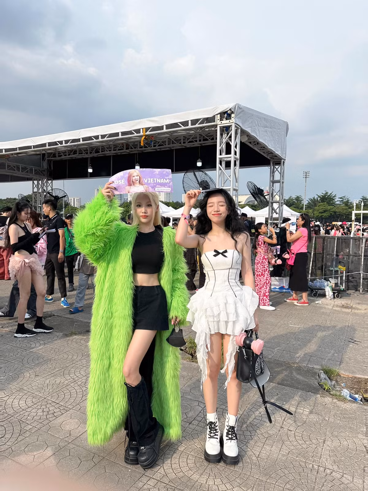 Sở hữu mái tóc bạch kim cùng thân hình khá gầy giống như thành viên của Blackpink, Hoài Trang cho thấy mình là fan cứng của giọng ca chính nhóm nhạc Hàn đình đám.