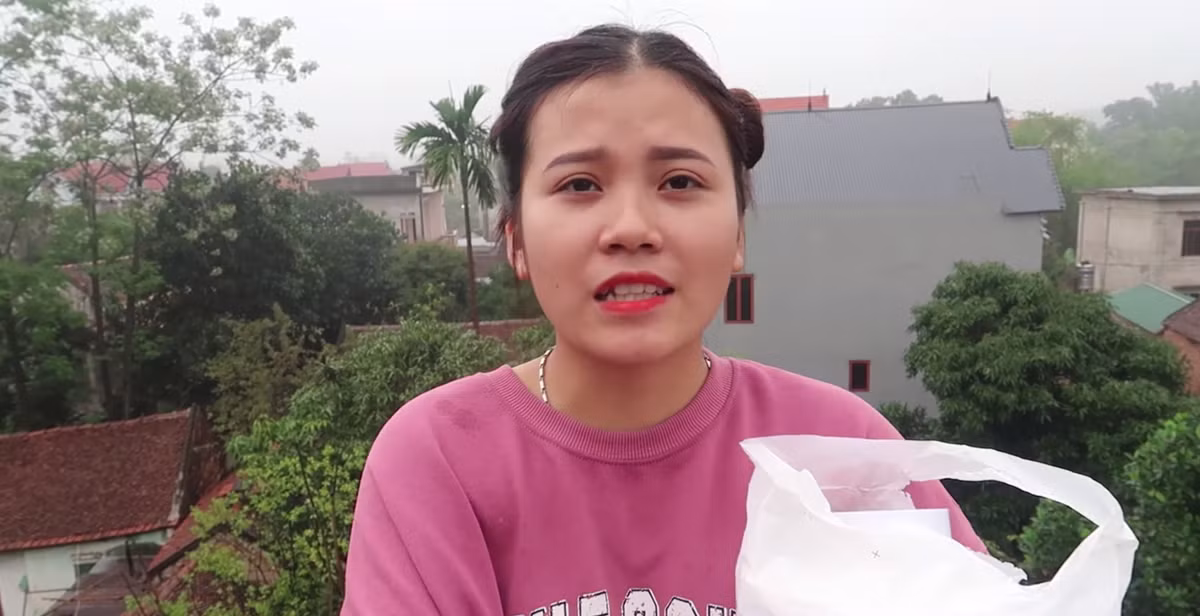 Tap tanh theo chan me, con gai ba Tan Vlog an “mua gach” sieu to khong lo