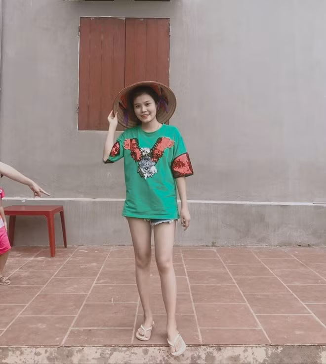 Thanh Lương sở hữu nhan sắc xinh đẹp, giọng nói truyền cảm và nụ cười duyên. Điều này khiến nhiều thanh niên đăng kí làm "con rể" bà Tân.