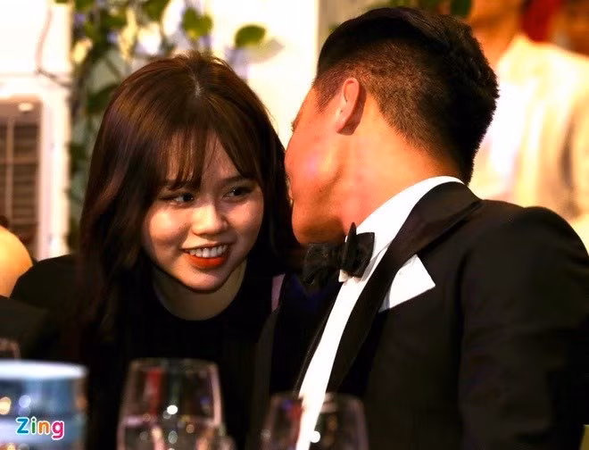 Cầu thủ Quang Hải ngay sau khi xuất hiện đã trở thành tâm điểm chú ý. Anh không tới lễ trao giải một mình mà đồng hành cùng với bạn gái mới là Huỳnh Anh. Ảnh: Zing.