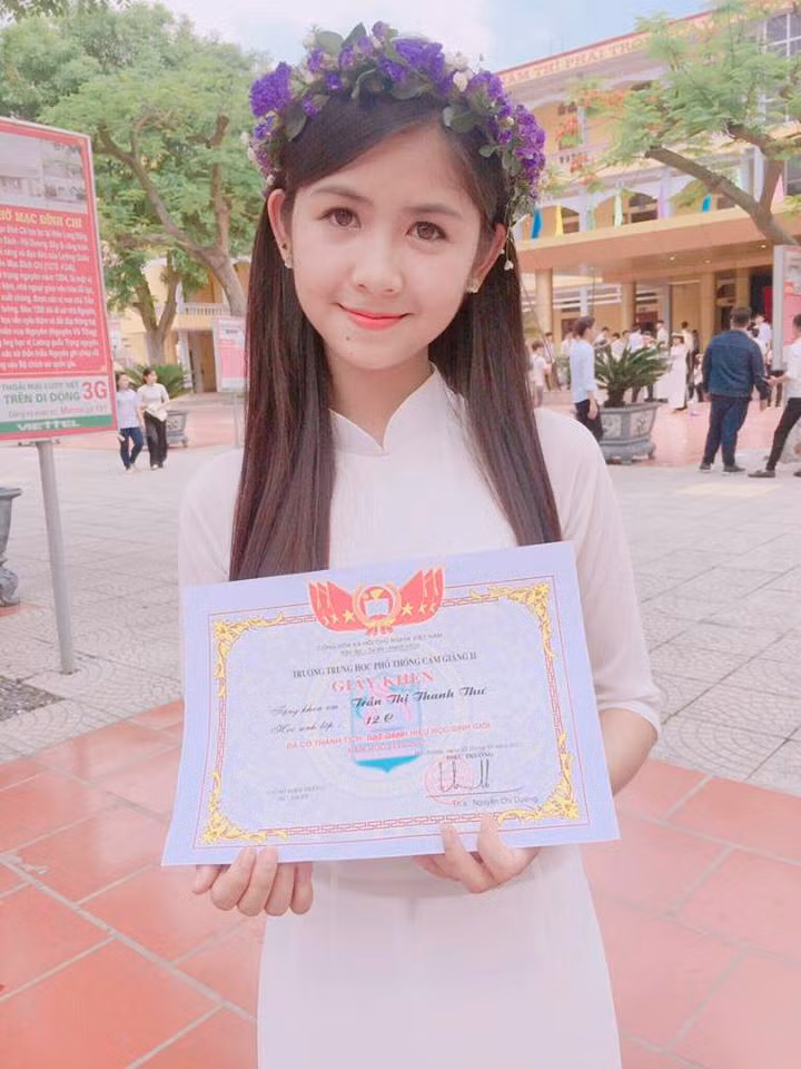 Bất ngờ nổi tiếng, chính bản thân Thư cũng không ngờ tới. Ngoài vẻ ngoài xinh xắn, tính cách hài hước, cô nàng còn có thành tích học tập tốt với 12 năm học sinh giỏi thế nhưng hot girl lại có quyết định đầy táo bạo đó là không thi đại học.