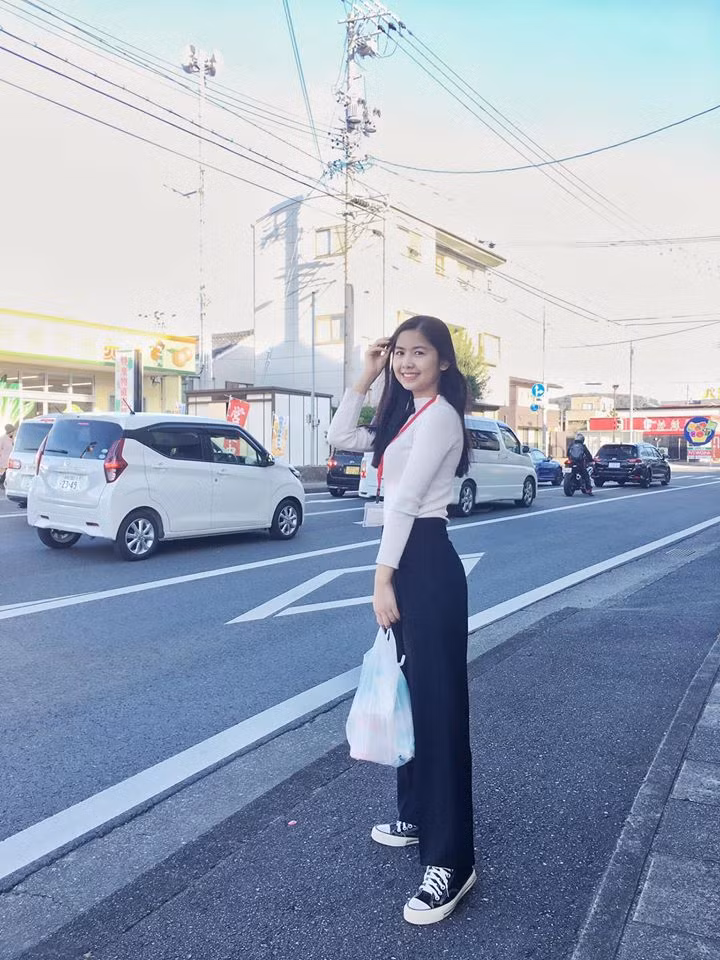"Hot girl chân khoèo" cho biết, cuộc sống của cô nàng không có gì thay đổi sau khi bất ngờ nổi tiếng. "Em vẫn đang cố gắng học tập. Đối với em, đây không phải là một sự nổi tiếng và không muốn mình hiểu sai về sự nổi tiếng hay quá kì vọng vào nó" - Thanh Thư chia sẻ.
