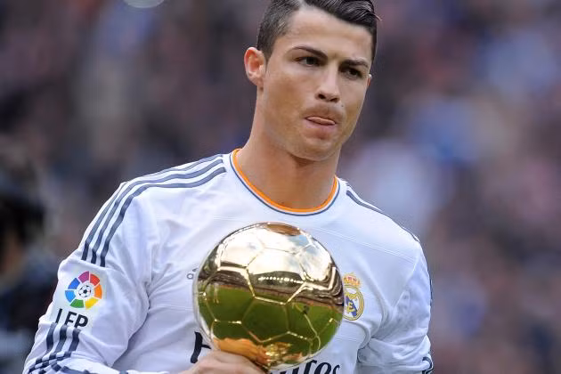 Kể từ năm 2008 tới nay, Ronaldo và Messi thay nhau thống trị danh hiệu Quả bóng vàng (Messi 4 lần, CR7 3 lần). Với người hâm mộ các ngôi sao bóng đá khác, hai siêu tiền đạo của Barca và Real sẽ bị liệt vào số những người bị ghét vì lấy hết phần may mắn của người khác.