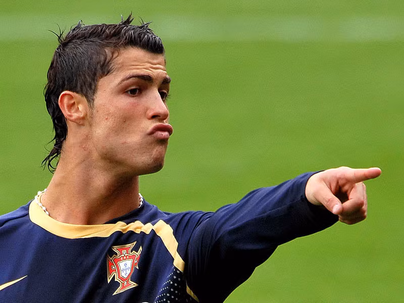 Cuối cùng Ronaldo bị các CĐV ghét vì hay đưa ra những phát ngôn sốc như: “Tôi bị ghen tị bởi vì tôi đẹp trai, giàu có và là một cầu thủ tuyệt vời” hay đại loại như khinh thường người khác: “Mario Gotze là ai? Cậu ta chơi ở vị trí nào?”. Chính những phát ngôn này làm cho Ronaldo bị các CĐV xa lánh.