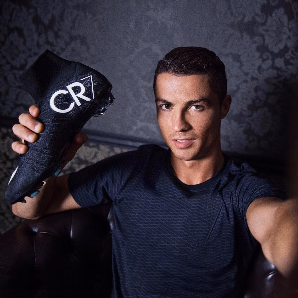 Với những gì thể hiện trong màu áo M.U và Real Madrid, Ronaldo xứng đáng được đánh giá là một trong những cầu thủ vĩ đại nhất thời đại. Tuy nhiên, không phải cầu thủ vĩ đại nào cũng giành trọn sự yêu mến của người hâm mộ. Cũng chính vì vậy mà hãng thời trang thể thao Nike đã làm hẳn một dòng sản phẩm mang thương hiệu CR7 để phục vụ Cris Ronaldo.