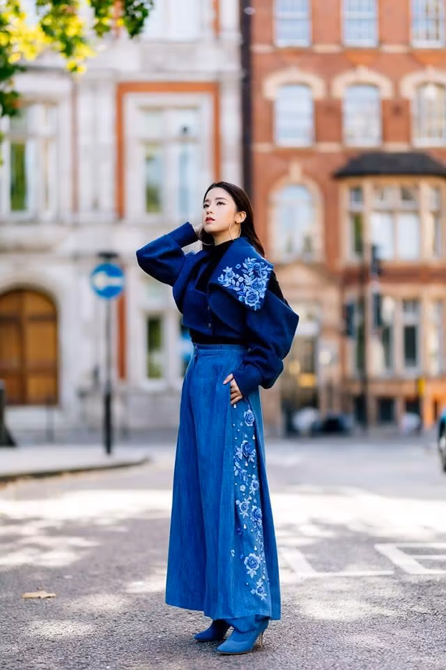 Kim Chi cũng là nữ sinh gốc Việt đầu tiên giành được học bổng 50% của Cambridge School of Visual &amp;Performing Arts.