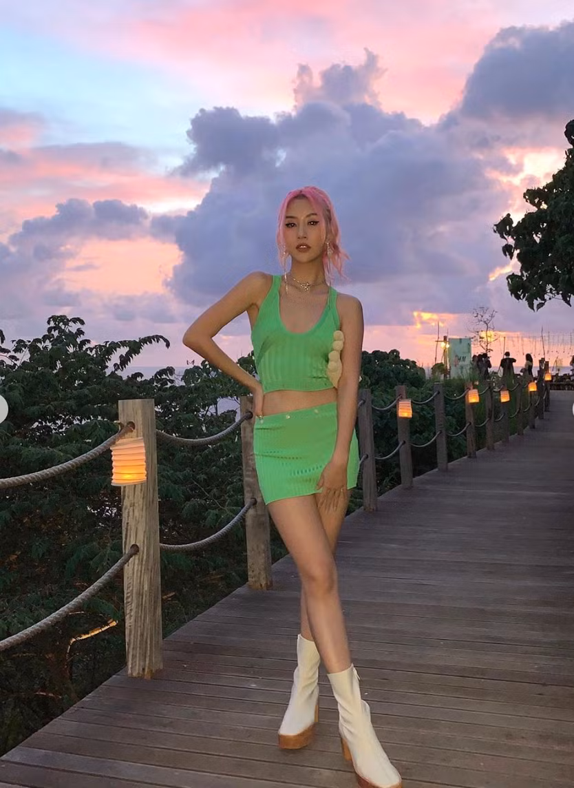 Cũng là một trong những hot girl Hà Thành có tiếng, quỳnh Anh Shyn theo đuổi con đường làm fashionista với phong cách cá tính và có phần nổi loạn. Cô nàng không ngần ngại thử những xu hướng thời trang mới.