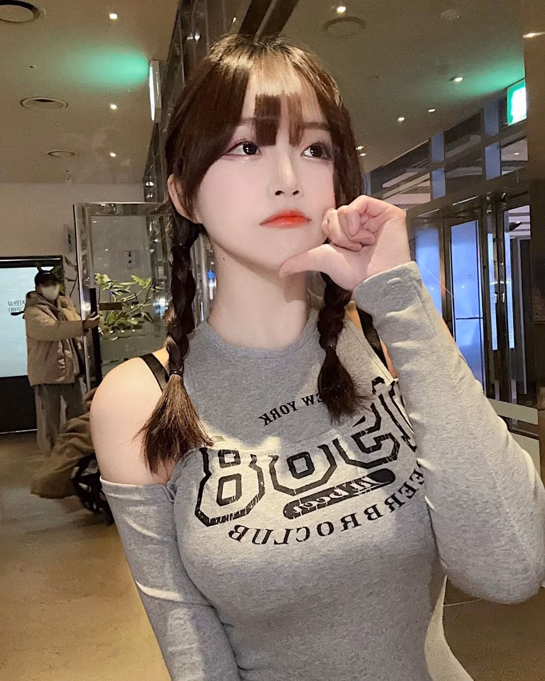 Mỹ nhân 30 tuổi sở hữu trang Instagram cá nhân với hơn 756.000 lượt theo dõi. Cô còn fan ưu ái gọi với biệt danh “nữ hoàng vòng một”.
