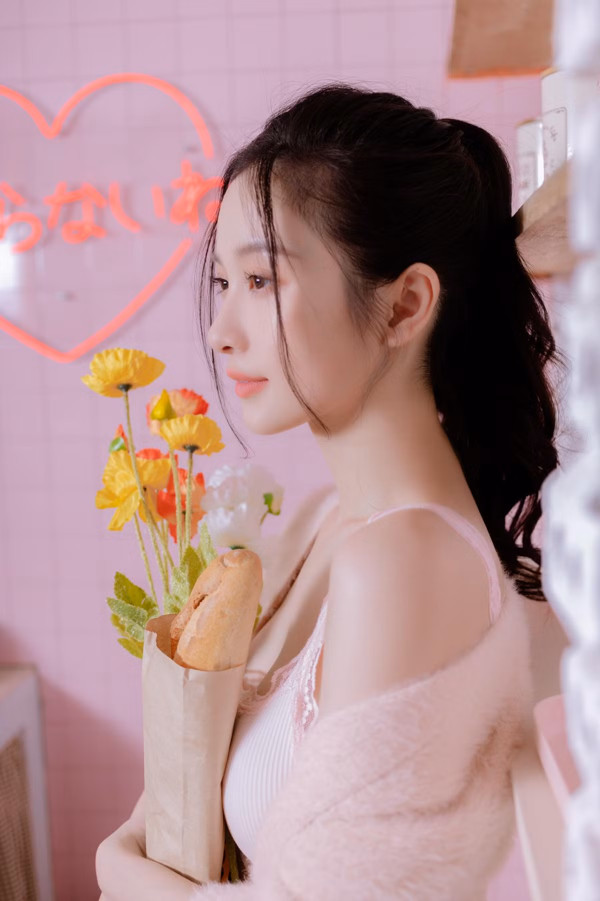 Jun Vũ sinh năm 1995, được biết đến với biệt danh "cô bé trà sữa" khi sở hữu diện mạo trong trẻo, ngây thơ. Hiện tại, cô đang cho thấy những hình ảnh mới, trưởng thành hơn so với những gì công chúng mặc định trong quá khứ.
