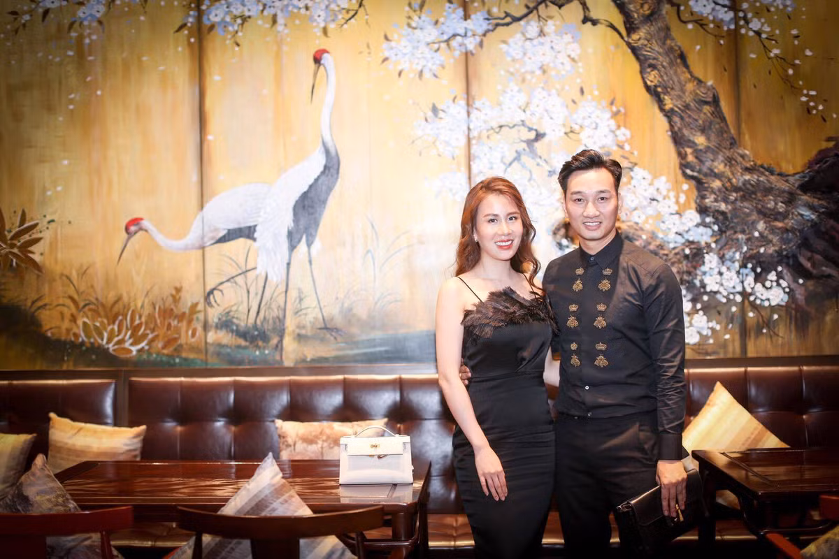 Nguoi vo bo lam tiep vien, sinh 2 con trai cho MC Thanh Trung
