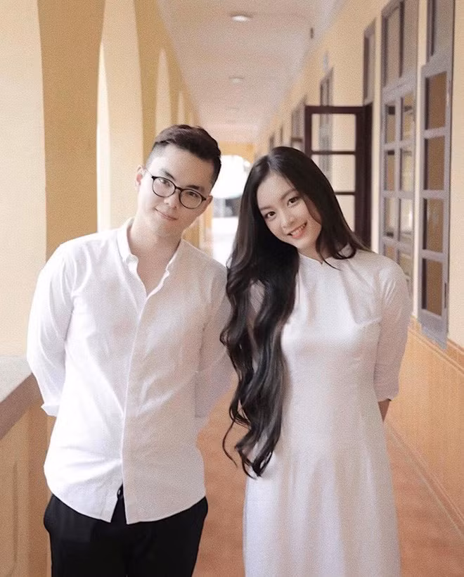 Sau khi tốt nghiệp cấp 3, Tố Anh sang Pháp học trường Vatel Bordeaux. Vốn có ước mơ học tập và sinh sống tại Mỹ nên một năm sau, hot girl Hải Phòng chuyển qua Mỹ để học song song 2 ngành - Quản trị kinh doanh tại trường Alliant International University và Quản trị khách sạn ở trường Vatel San Diego.