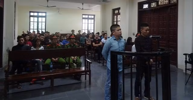 Tại tòa, bị cáo Tuyền khai nhận hành vi phạm tội như cáo trạng truy tố. HĐXX tuyên Tuyền 26 tháng tù về tội Gây rối trật tự công cộng, 6 tháng tù về tội Hủy hoại tài sản.