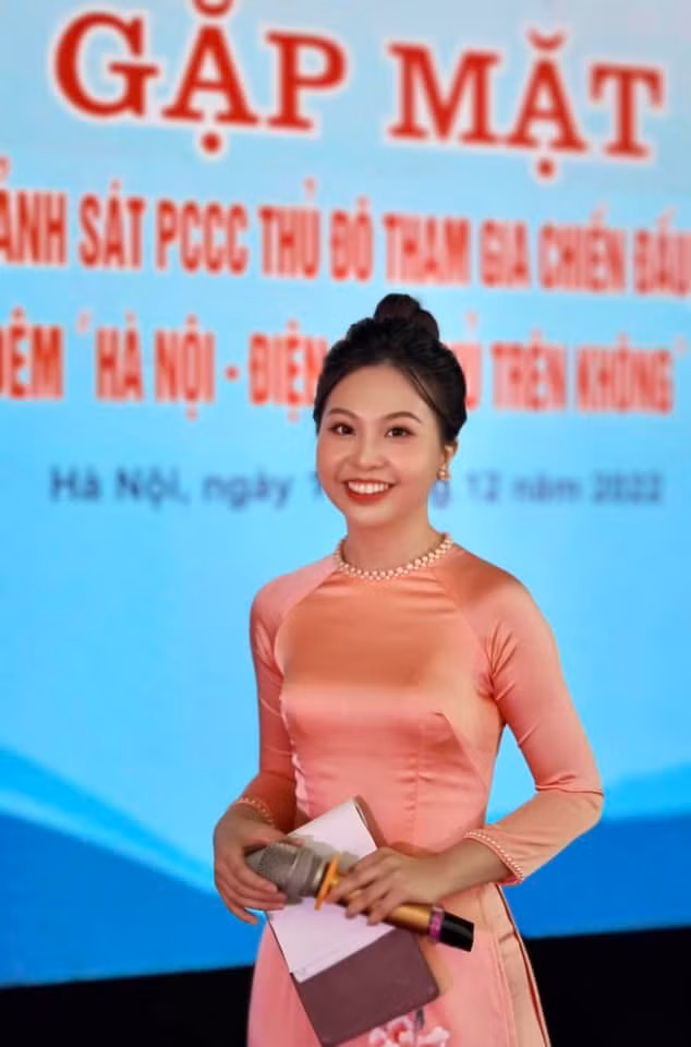 Với ngoại hình ưa nhìn, giọng nói tốt, truyền cảm, có khả năng thuyết trình, Quỳnh Anh được lựa chọn để đại diện thế hệ trẻ phát biểu tại buổi lễ trọng đại.