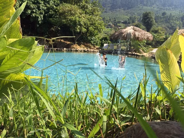 Suối ở Trạm Tấu có diện tích khoảng 600m2, với làn nước trong xanh, nhiệt độ trung bình của dòng nước ở đây từ 43-45 độ C. So với các khu tắm khoáng nóng khác, suối nóng được ví như "tiểu Bali" này nổi bật bởi vẻ đẹp nên thơ, hữu tình.