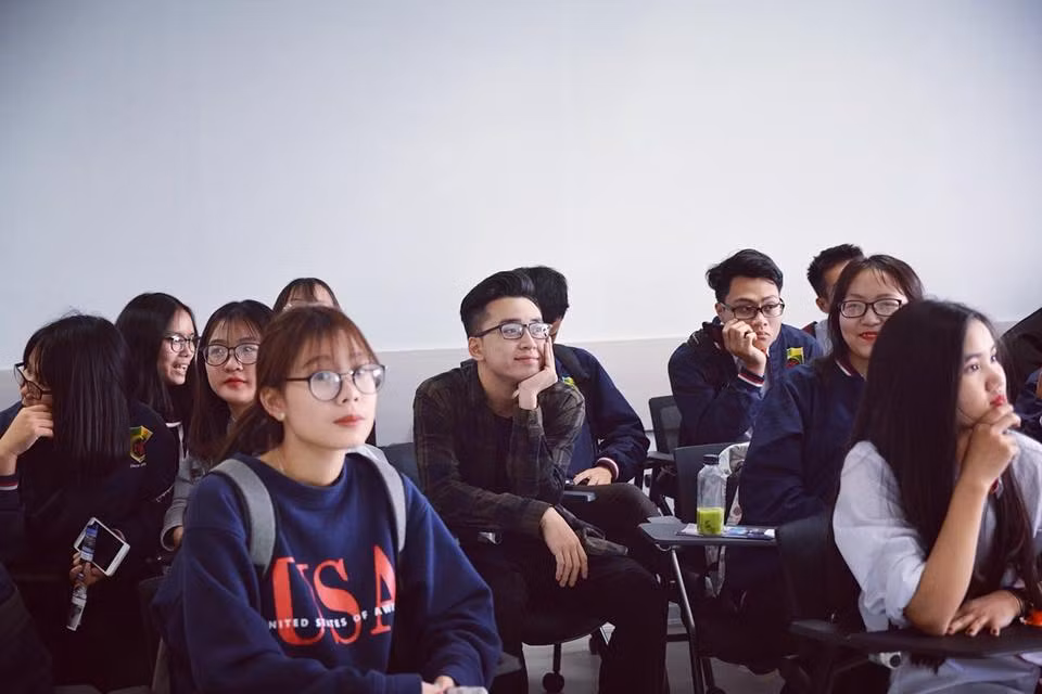 Chia sẻ với nhiều người, Hoài Linh cho biết, niềm vui trong công việc của anh chính là khi giúp đỡ cho các bạn học sinh bị trầm cảm hoặc có ý định tử tử tìm lại cân bằng trong cuộc sống, đồng thời định hướng nghề nghiệp cho các em học sinh cuối cấp.