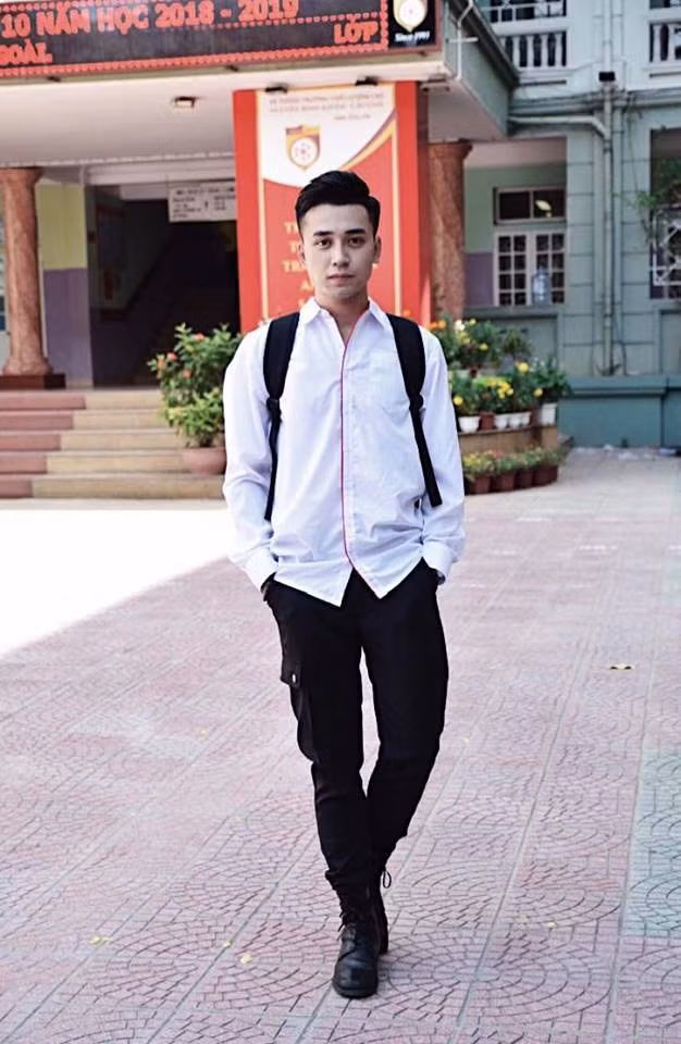 Trong trang phục sơ mi trắng đơn giản, nhìn thầy như 1 nam sinh cấp 3.