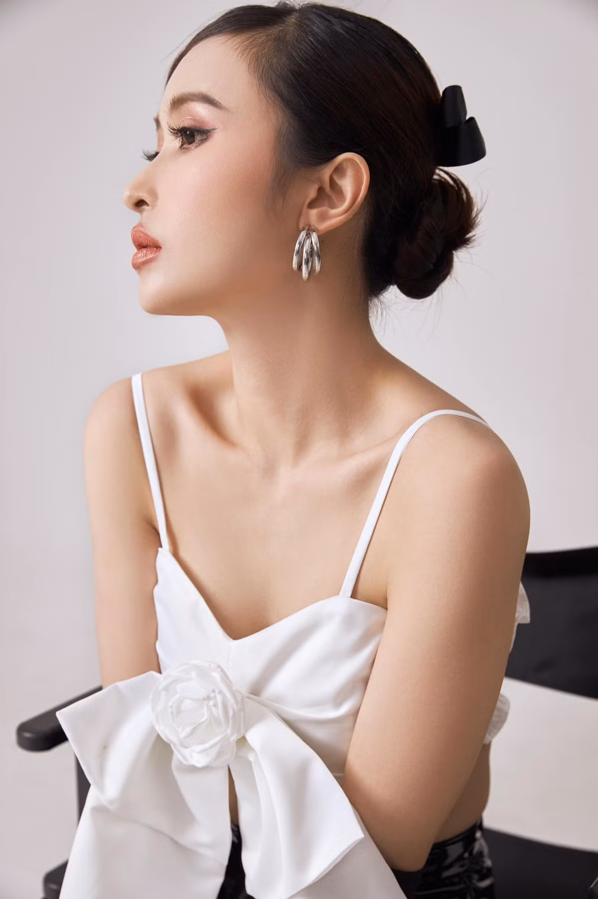 Bên dưới phần bình luận, Mina Phạm được nhiều người khen ngợi với phong cách mới. Thậm chí, Minh Nhựa còn phải thốt lên: "Thật là hạnh phúc khi có cô vợ xinh thế này", "Huhuhu sống sao được khi có cô vợ xinh tươi thế này!" để nịnh vợ.