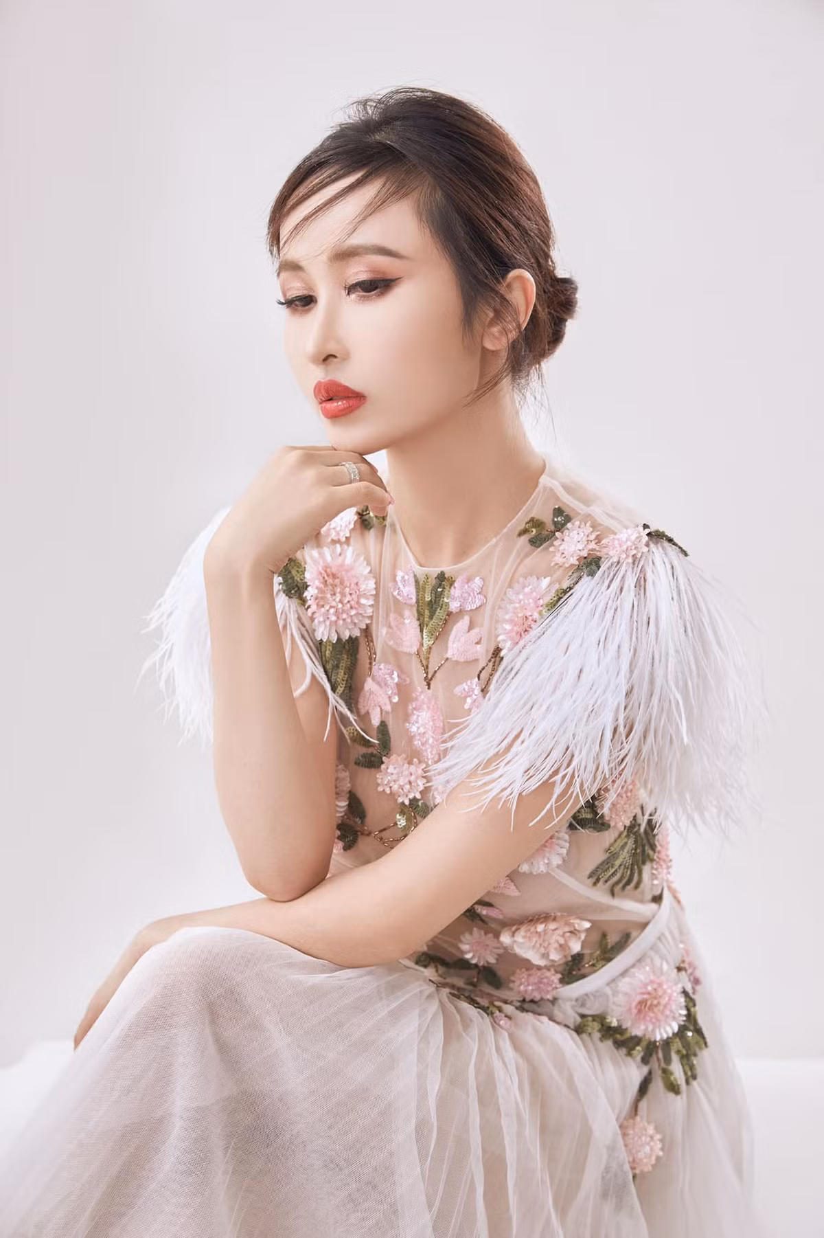 Thay vì khuôn mặt bầu bĩnh vốn có và make up "sương sương" nhẹ nhàng như trước kia thì gần đây, bà xã Minh Nhựa lại có khuôn mặt thon nhỏ, cách trang điểm đậm và sắc lẹm.