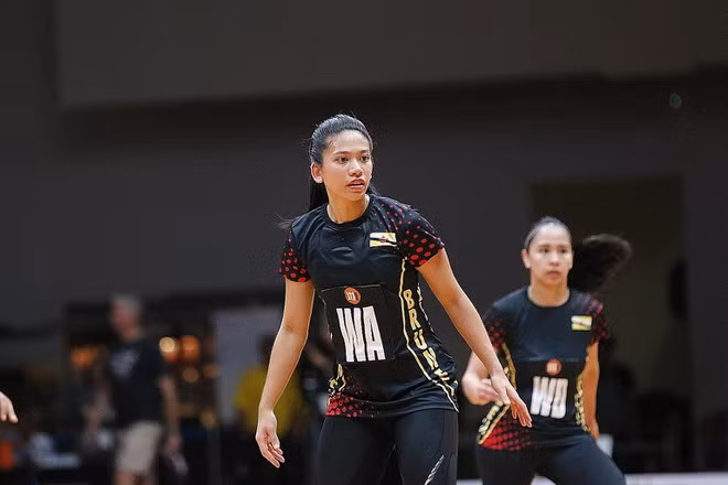 Công chúa Fadzilah Lubabul Bolkiah (34 tuổi) là con của Tiểu vương Hassanal Bolkiah, Thủ tướng, Bộ trưởng Quốc phòng, Bộ trưởng Tài chính của Brunei. Cô tham gia SEA Games với vai trò đội trưởng tuyển bóng lưới Brunei.